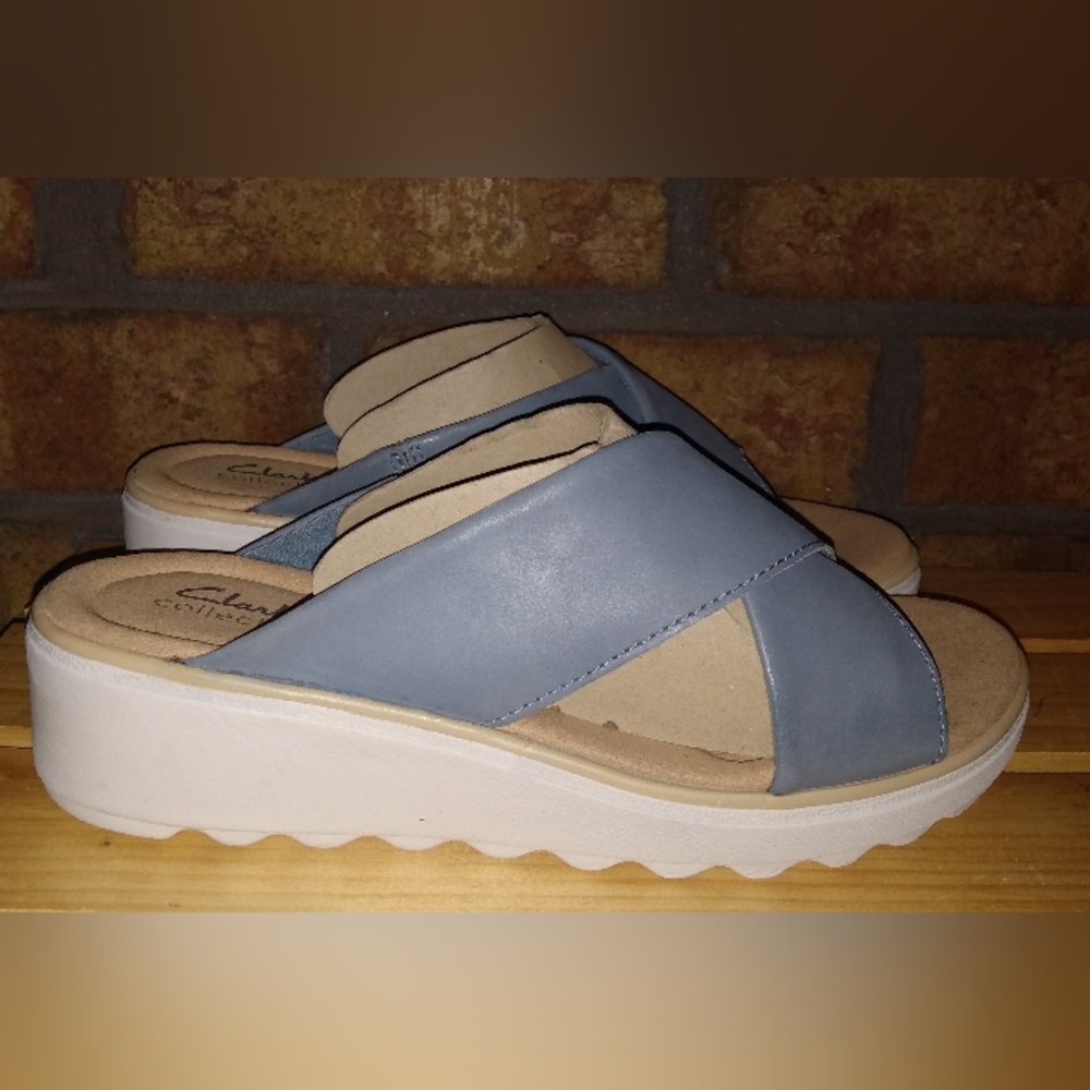New WOT Clarks Jillian Gem Women's Size 9 Slide In Wedge Sandals. Blue Slate.